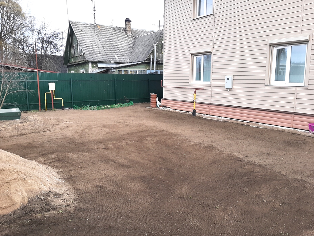 Устройство газона в Петергофе в конце апреля 2022 года