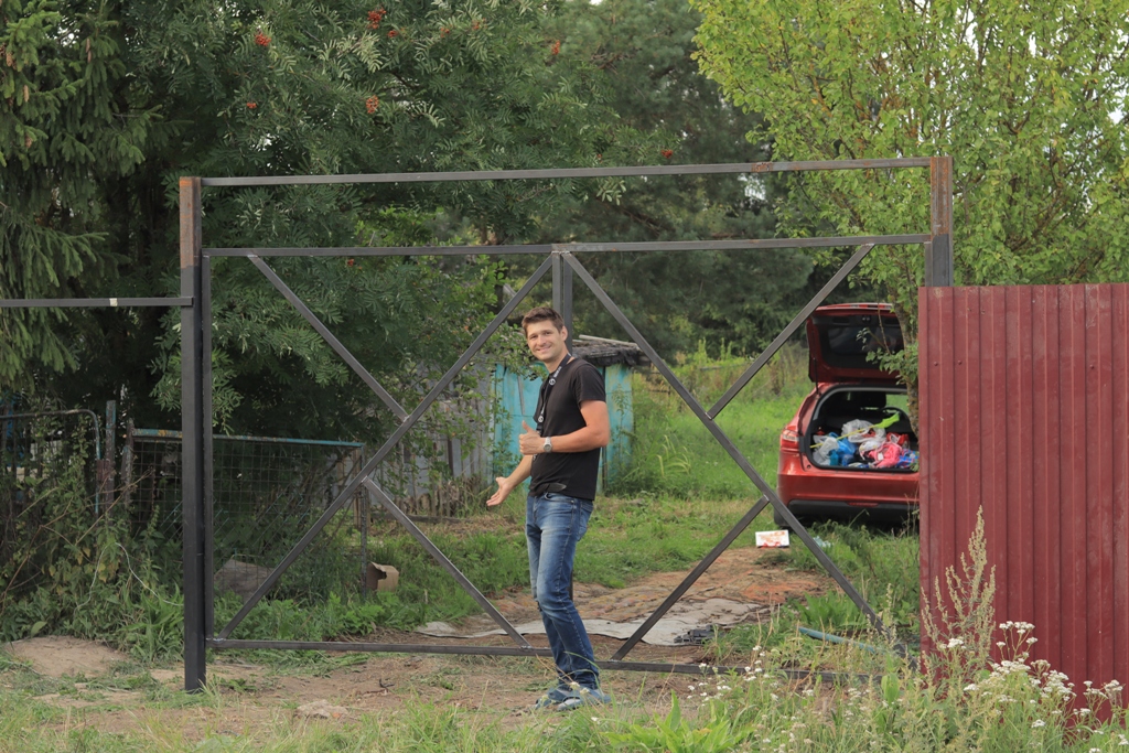 Сварили забор в дер. Юля-Пурская в Гатчинском районе летом 2023 года
