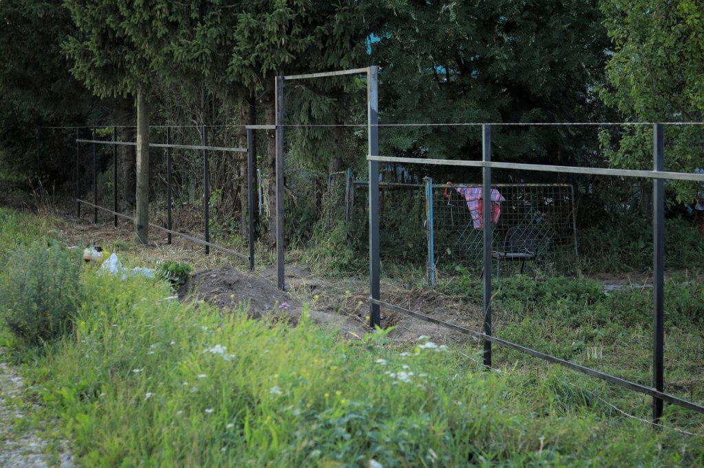 Сварили забор в дер. Юля-Пурская в Гатчинском районе летом 2023 года